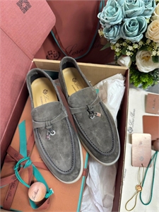 {{productViewItem.photos[photoViewList.activeNavIndex].Alt || productViewItem.photos[photoViewList.activeNavIndex].Description || 'Лоферы LORO PIANA'}}