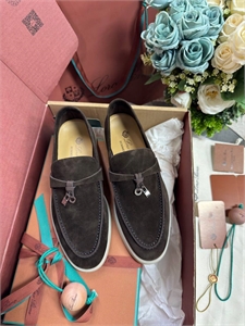 {{productViewItem.photos[photoViewList.activeNavIndex].Alt || productViewItem.photos[photoViewList.activeNavIndex].Description || 'Лоферы LORO PIANA'}}