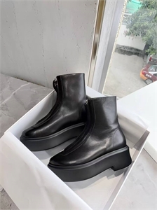 {{productViewItem.photos[photoViewList.activeNavIndex].Alt || productViewItem.photos[photoViewList.activeNavIndex].Description || 'Ботинки'}}