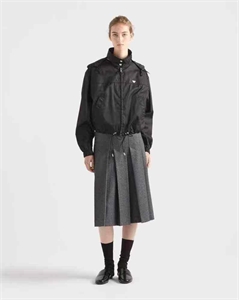 {{productViewItem.photos[photoViewList.activeNavIndex].Alt || productViewItem.photos[photoViewList.activeNavIndex].Description || 'Ветровка PRADA'}}