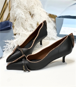 {{productViewItem.photos[photoViewList.activeNavIndex].Alt || productViewItem.photos[photoViewList.activeNavIndex].Description || 'Туфли PRADA'}}