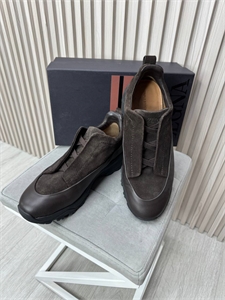 {{productViewItem.photos[photoViewList.activeNavIndex].Alt || productViewItem.photos[photoViewList.activeNavIndex].Description || 'Кроссовки ZEGNA из натуральной замши со вставками из кожи'}}