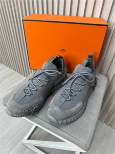 {{productViewItem.photos[photoViewList.activeNavIndex].Alt || productViewItem.photos[photoViewList.activeNavIndex].Description || 'Текстильные кроссовки HERMES со вставками из замши'}}