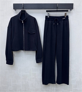 {{productViewItem.photos[photoViewList.activeNavIndex].Alt || productViewItem.photos[photoViewList.activeNavIndex].Description || 'Костюм MIU MIU'}}