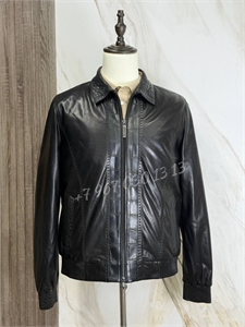 {{productViewItem.photos[photoViewList.activeNavIndex].Alt || productViewItem.photos[photoViewList.activeNavIndex].Description || 'Кожаная куртка SR со вставками кожи крокодила'}}