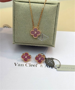{{productViewItem.photos[photoViewList.activeNavIndex].Alt || productViewItem.photos[photoViewList.activeNavIndex].Description || 'Серьги Van Cleef'}}