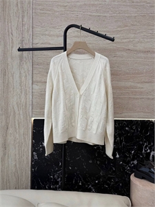 {{productViewItem.photos[photoViewList.activeNavIndex].Alt || productViewItem.photos[photoViewList.activeNavIndex].Description || 'Кардиган HERMES'}}