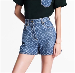 {{productViewItem.photos[photoViewList.activeNavIndex].Alt || productViewItem.photos[photoViewList.activeNavIndex].Description || 'Шорты  LOUIS VUITTON'}}