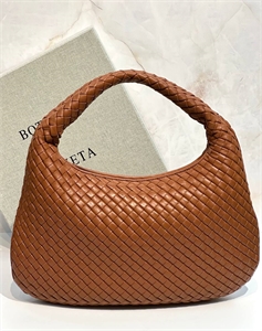 {{productViewItem.photos[photoViewList.activeNavIndex].Alt || productViewItem.photos[photoViewList.activeNavIndex].Description || 'Сумка BOTTEGA VENETA'}}