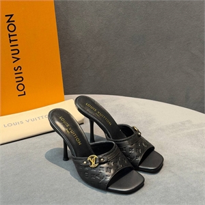 {{productViewItem.photos[photoViewList.activeNavIndex].Alt || productViewItem.photos[photoViewList.activeNavIndex].Description || 'Туфли  LOUIS VUITTON'}}