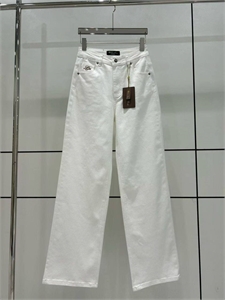 {{productViewItem.photos[photoViewList.activeNavIndex].Alt || productViewItem.photos[photoViewList.activeNavIndex].Description || 'Джинсы LORO PIANA'}}