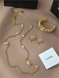 {{productViewItem.photos[photoViewList.activeNavIndex].Alt || productViewItem.photos[photoViewList.activeNavIndex].Description || 'Серьги CHANEL'}}
