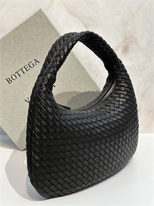 {{productViewItem.photos[photoViewList.activeNavIndex].Alt || productViewItem.photos[photoViewList.activeNavIndex].Description || 'Сумка BOTTEGA VENETA'}}