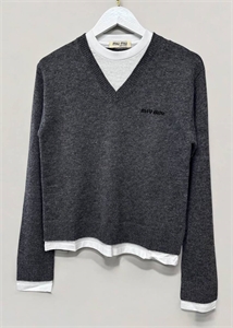 {{productViewItem.photos[photoViewList.activeNavIndex].Alt || productViewItem.photos[photoViewList.activeNavIndex].Description || 'Свитер MIU MIU'}}