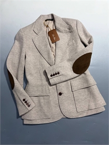 {{productViewItem.photos[photoViewList.activeNavIndex].Alt || productViewItem.photos[photoViewList.activeNavIndex].Description || 'Пиджак LORO PIANA'}}