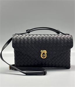 {{productViewItem.photos[photoViewList.activeNavIndex].Alt || productViewItem.photos[photoViewList.activeNavIndex].Description || 'Сумка BOTTEGA VENETA'}}