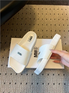 {{productViewItem.photos[photoViewList.activeNavIndex].Alt || productViewItem.photos[photoViewList.activeNavIndex].Description || 'Тапочки MM6'}}