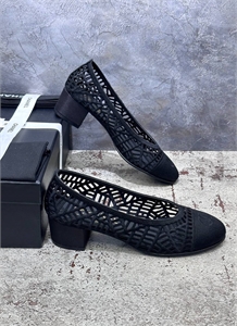 {{productViewItem.photos[photoViewList.activeNavIndex].Alt || productViewItem.photos[photoViewList.activeNavIndex].Description || 'Туфли CHANEL'}}