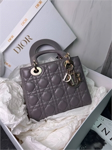 {{productViewItem.photos[photoViewList.activeNavIndex].Alt || productViewItem.photos[photoViewList.activeNavIndex].Description || 'Сумка DIOR'}}