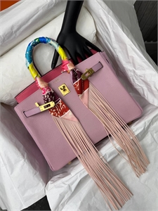 {{productViewItem.photos[photoViewList.activeNavIndex].Alt || productViewItem.photos[photoViewList.activeNavIndex].Description || 'Твилли HERMES'}}