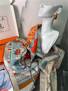 {{productViewItem.photos[photoViewList.activeNavIndex].Alt || productViewItem.photos[photoViewList.activeNavIndex].Description || 'Платок HERMES'}}