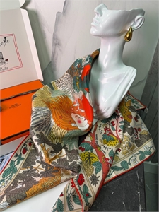 {{productViewItem.photos[photoViewList.activeNavIndex].Alt || productViewItem.photos[photoViewList.activeNavIndex].Description || 'Платок HERMES'}}