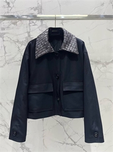 {{productViewItem.photos[photoViewList.activeNavIndex].Alt || productViewItem.photos[photoViewList.activeNavIndex].Description || 'Куртка BOTTEGA VENETA'}}