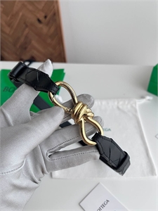 {{productViewItem.photos[photoViewList.activeNavIndex].Alt || productViewItem.photos[photoViewList.activeNavIndex].Description || 'Ремень Bottega Veneta'}}