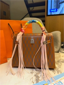 {{productViewItem.photos[photoViewList.activeNavIndex].Alt || productViewItem.photos[photoViewList.activeNavIndex].Description || 'Сумка HERMES'}}