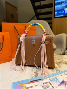 {{productViewItem.photos[photoViewList.activeNavIndex].Alt || productViewItem.photos[photoViewList.activeNavIndex].Description || 'Твилли HERMES'}}