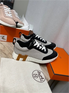 {{productViewItem.photos[photoViewList.activeNavIndex].Alt || productViewItem.photos[photoViewList.activeNavIndex].Description || 'Кроссовки HERMES'}}