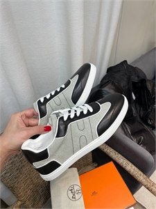 {{productViewItem.photos[photoViewList.activeNavIndex].Alt || productViewItem.photos[photoViewList.activeNavIndex].Description || 'Кеды HERMES'}}