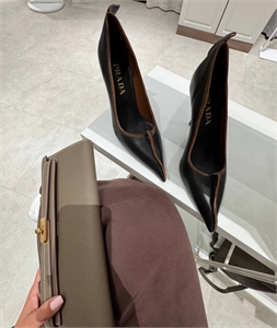 {{productViewItem.photos[photoViewList.activeNavIndex].Alt || productViewItem.photos[photoViewList.activeNavIndex].Description || 'Туфли PRADA'}}