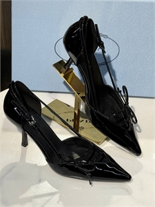 {{productViewItem.photos[photoViewList.activeNavIndex].Alt || productViewItem.photos[photoViewList.activeNavIndex].Description || 'Туфли PRADA'}}