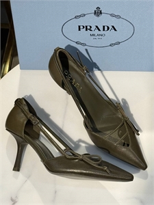 {{productViewItem.photos[photoViewList.activeNavIndex].Alt || productViewItem.photos[photoViewList.activeNavIndex].Description || 'Туфли PRADA'}}