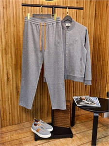 {{productViewItem.photos[photoViewList.activeNavIndex].Alt || productViewItem.photos[photoViewList.activeNavIndex].Description || 'Костюм HERMES'}}