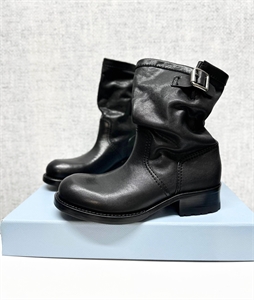 {{productViewItem.photos[photoViewList.activeNavIndex].Alt || productViewItem.photos[photoViewList.activeNavIndex].Description || 'Ботинки PRADA'}}