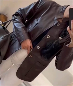 {{productViewItem.photos[photoViewList.activeNavIndex].Alt || productViewItem.photos[photoViewList.activeNavIndex].Description || 'Куртка LORO PIANA'}}