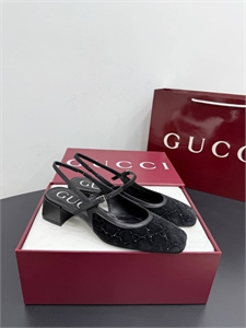 {{productViewItem.photos[photoViewList.activeNavIndex].Alt || productViewItem.photos[photoViewList.activeNavIndex].Description || 'Туфли GUCCI'}}