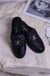 {{productViewItem.photos[photoViewList.activeNavIndex].Alt || productViewItem.photos[photoViewList.activeNavIndex].Description || 'Мюли CHANEL'}}