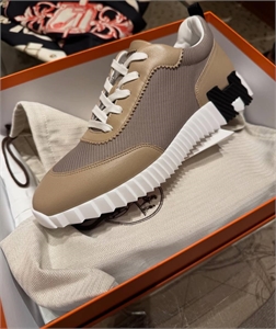 {{productViewItem.photos[photoViewList.activeNavIndex].Alt || productViewItem.photos[photoViewList.activeNavIndex].Description || 'Кроссовки HERMES'}}