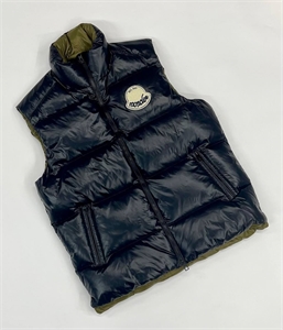 {{productViewItem.photos[photoViewList.activeNavIndex].Alt || productViewItem.photos[photoViewList.activeNavIndex].Description || 'Жилет MONCLER Гусиный пух'}}