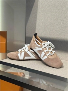 {{productViewItem.photos[photoViewList.activeNavIndex].Alt || productViewItem.photos[photoViewList.activeNavIndex].Description || 'Кроссовки LOUIS VUITTON'}}