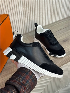 {{productViewItem.photos[photoViewList.activeNavIndex].Alt || productViewItem.photos[photoViewList.activeNavIndex].Description || 'Кроссовки HERMES'}}