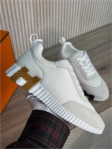 {{productViewItem.photos[photoViewList.activeNavIndex].Alt || productViewItem.photos[photoViewList.activeNavIndex].Description || 'Кроссовки HERMES'}}