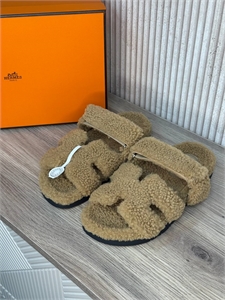 {{productViewItem.photos[photoViewList.activeNavIndex].Alt || productViewItem.photos[photoViewList.activeNavIndex].Description || 'Тапочки HERMES'}}