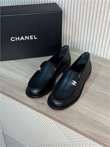 {{productViewItem.photos[photoViewList.activeNavIndex].Alt || productViewItem.photos[photoViewList.activeNavIndex].Description || 'Лоферы CHANEL'}}