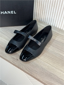 {{productViewItem.photos[photoViewList.activeNavIndex].Alt || productViewItem.photos[photoViewList.activeNavIndex].Description || 'Балетки CHANEL'}}
