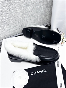 {{productViewItem.photos[photoViewList.activeNavIndex].Alt || productViewItem.photos[photoViewList.activeNavIndex].Description || 'Лоферы CHANEL'}}