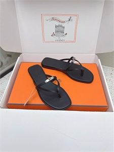 {{productViewItem.photos[photoViewList.activeNavIndex].Alt || productViewItem.photos[photoViewList.activeNavIndex].Description || 'Шлепанцы HERMES'}}